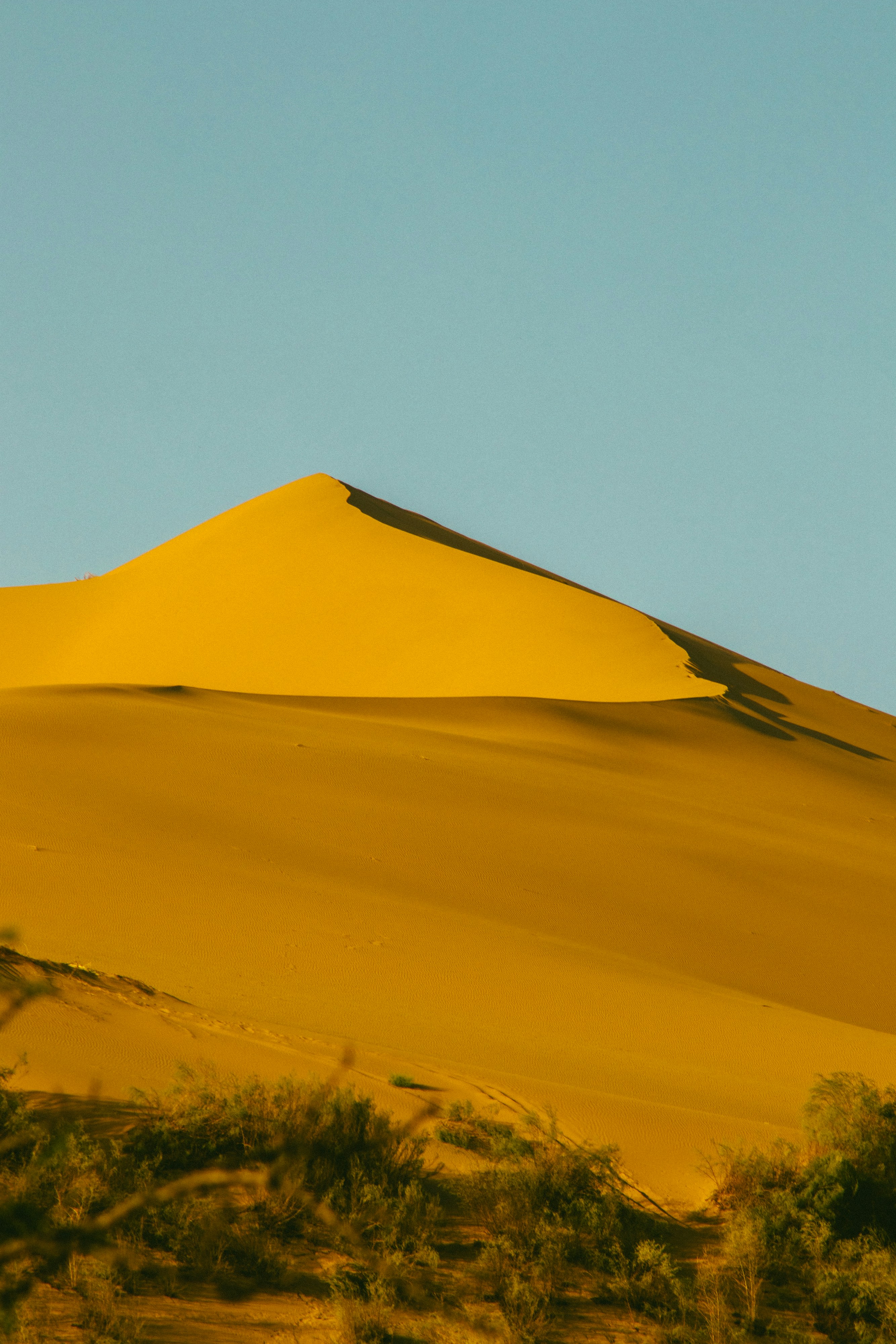 A large sand dune in the middle of a desert photo – Free Nature Image ...