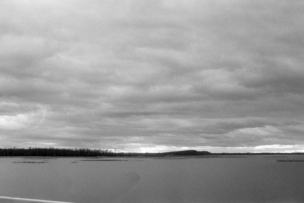 Una foto en blanco y negro de un barco en el agua