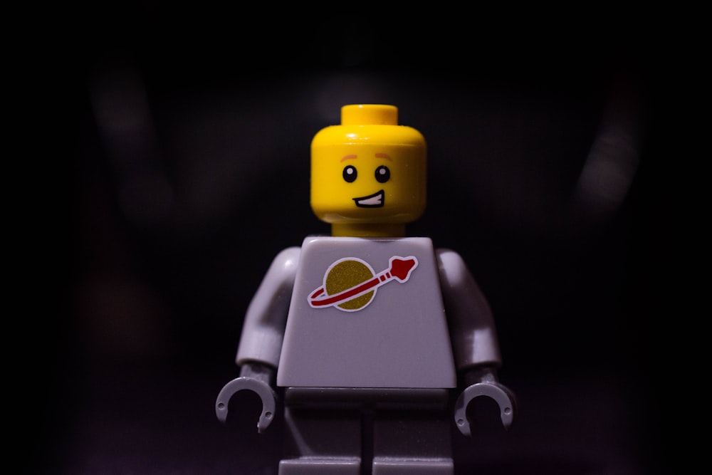 Un primo piano di una figura Lego su uno sfondo nero