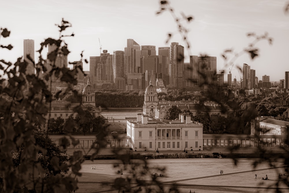 a black and white photo of a city skyline