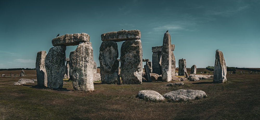 Eine Gruppe von Stonehenge steht auf einem Feld