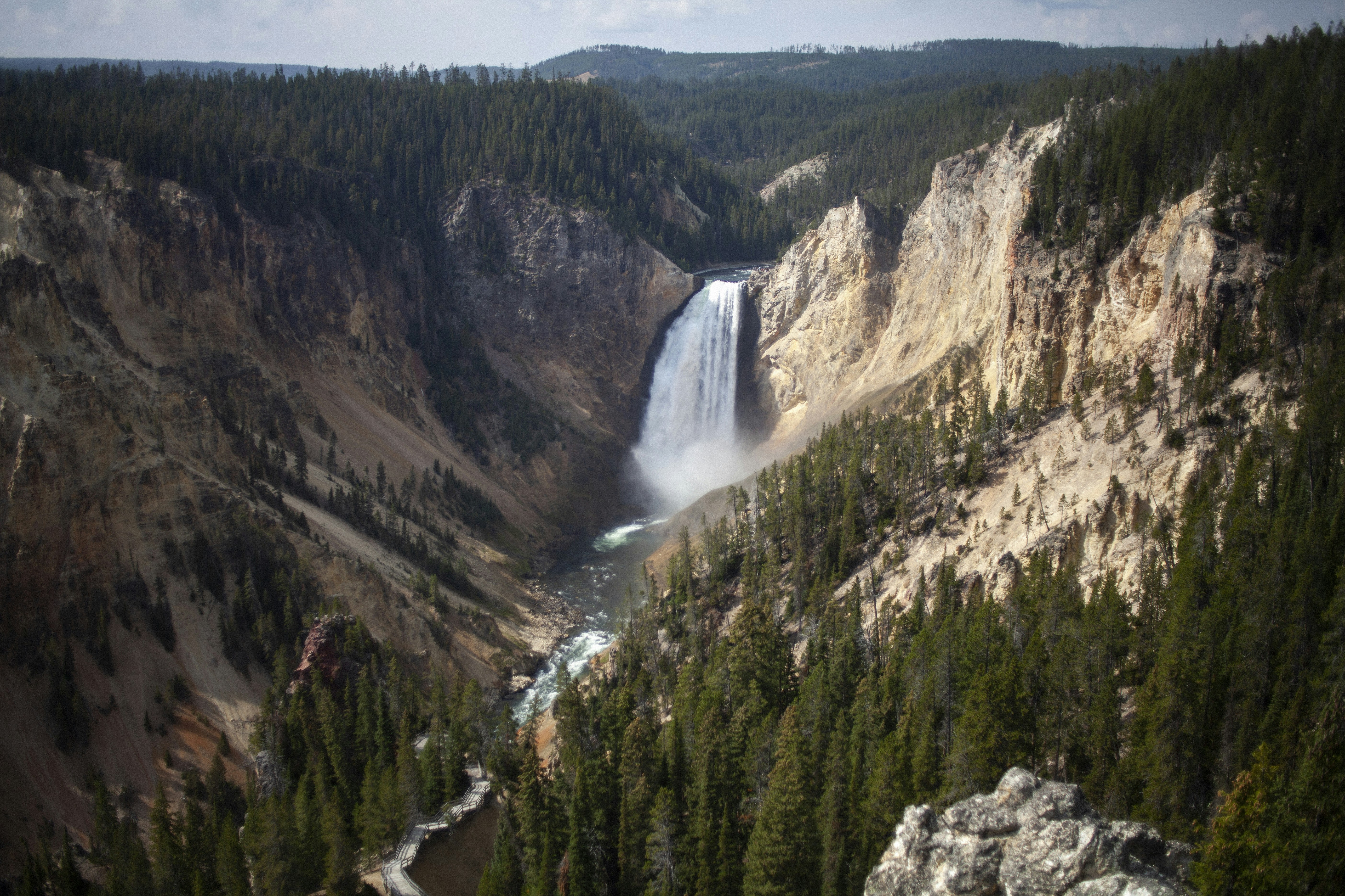 une vue d’une cascade d’un point de vue élevé