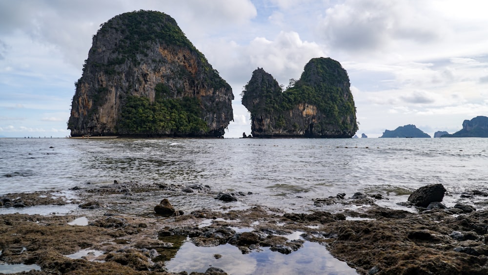 un gruppo di rocce sedute sulla cima di una spiaggia