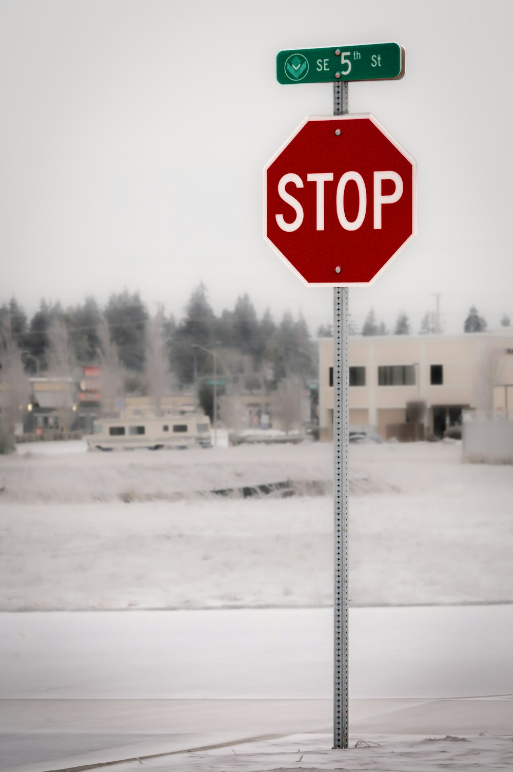 um sinal de parada vermelho sentado ao lado de uma estrada
