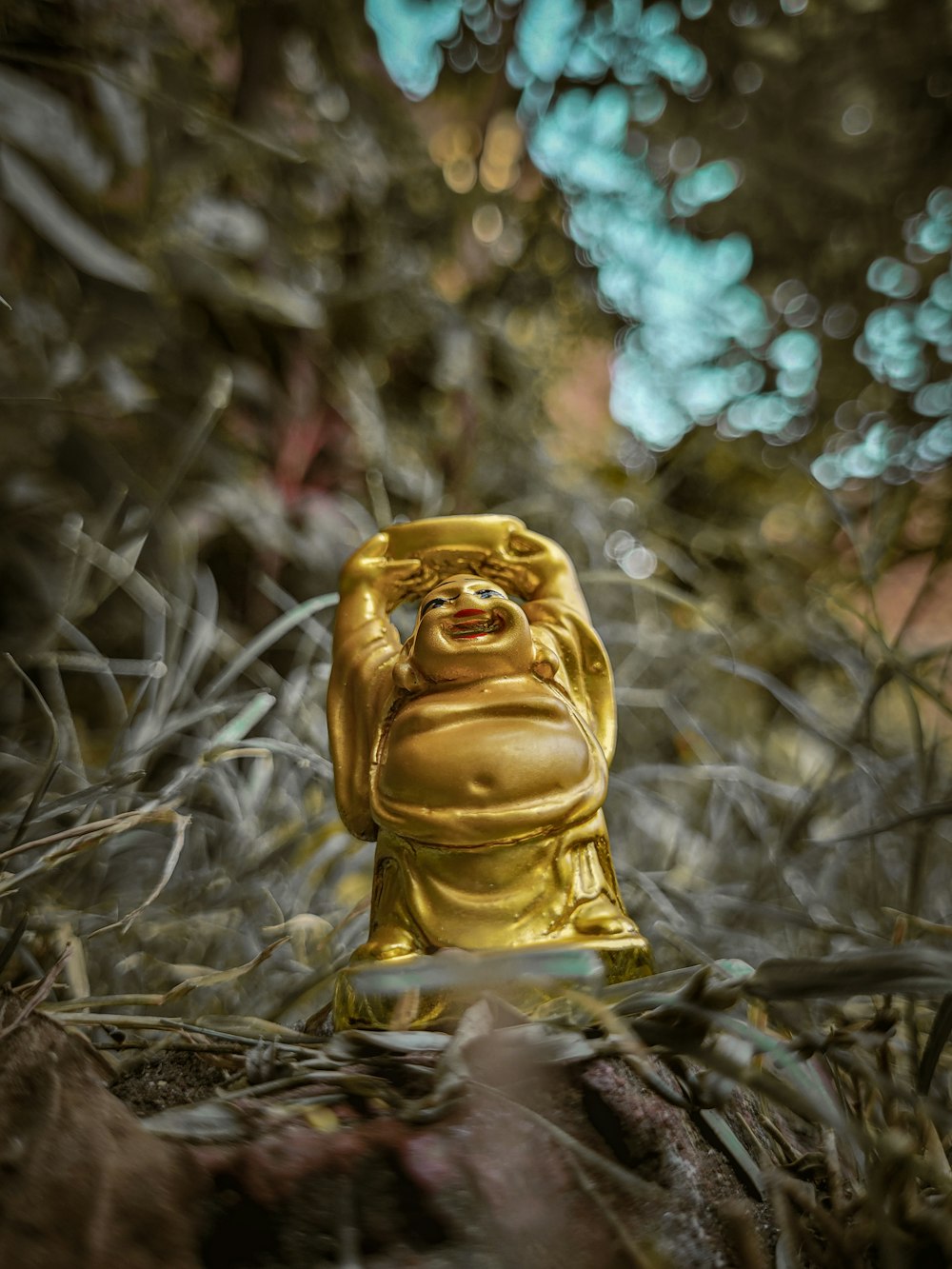 Una estatua de oro de Buda sentada en medio de un bosque