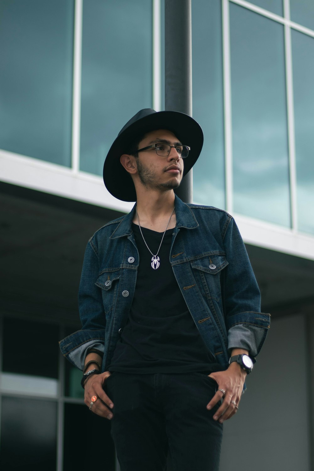 Un uomo che indossa un cappello nero e una giacca di jeans foto – Uomo  Immagine gratuita su Unsplash