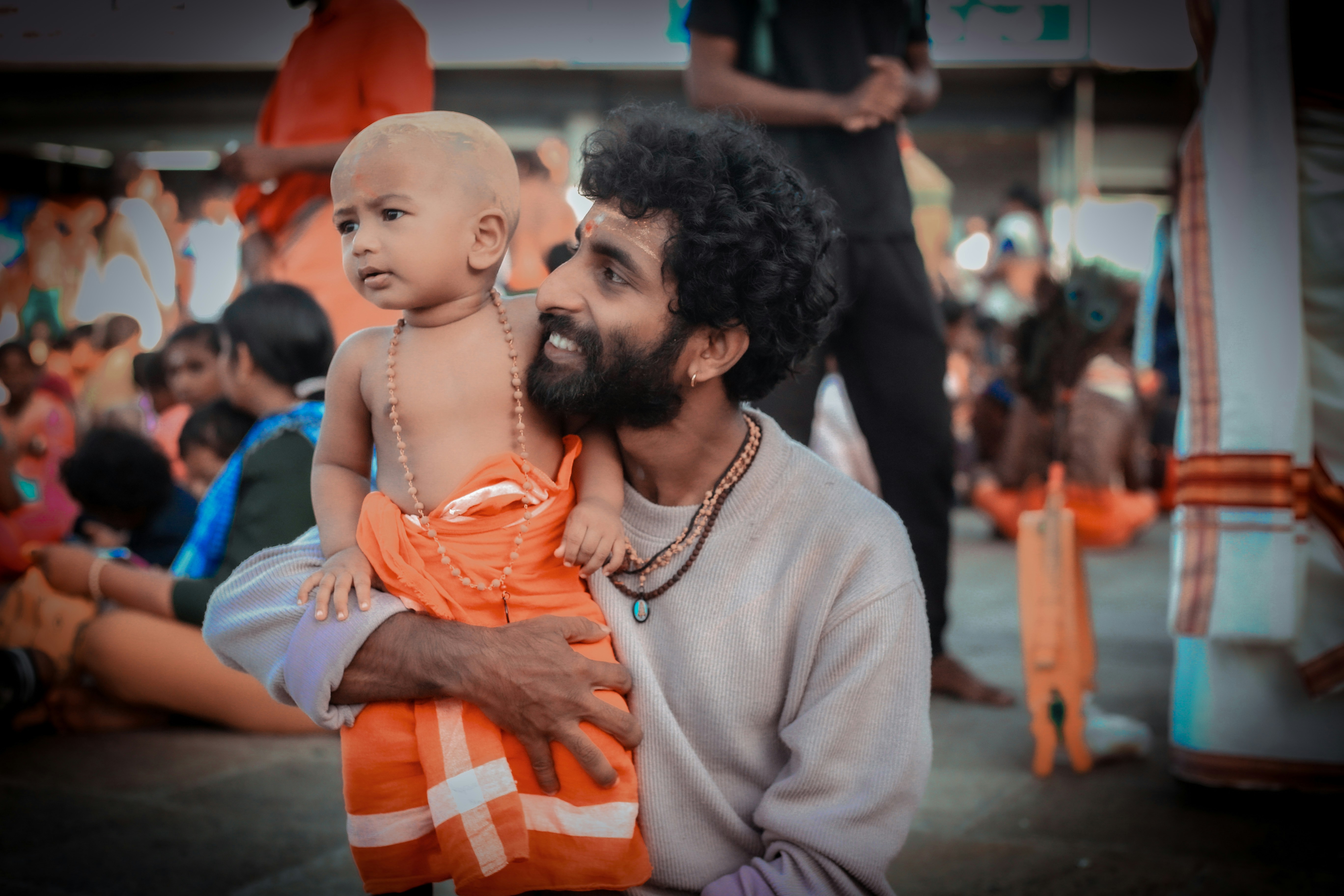 Seorang pria menggendong bayi di pelukannya