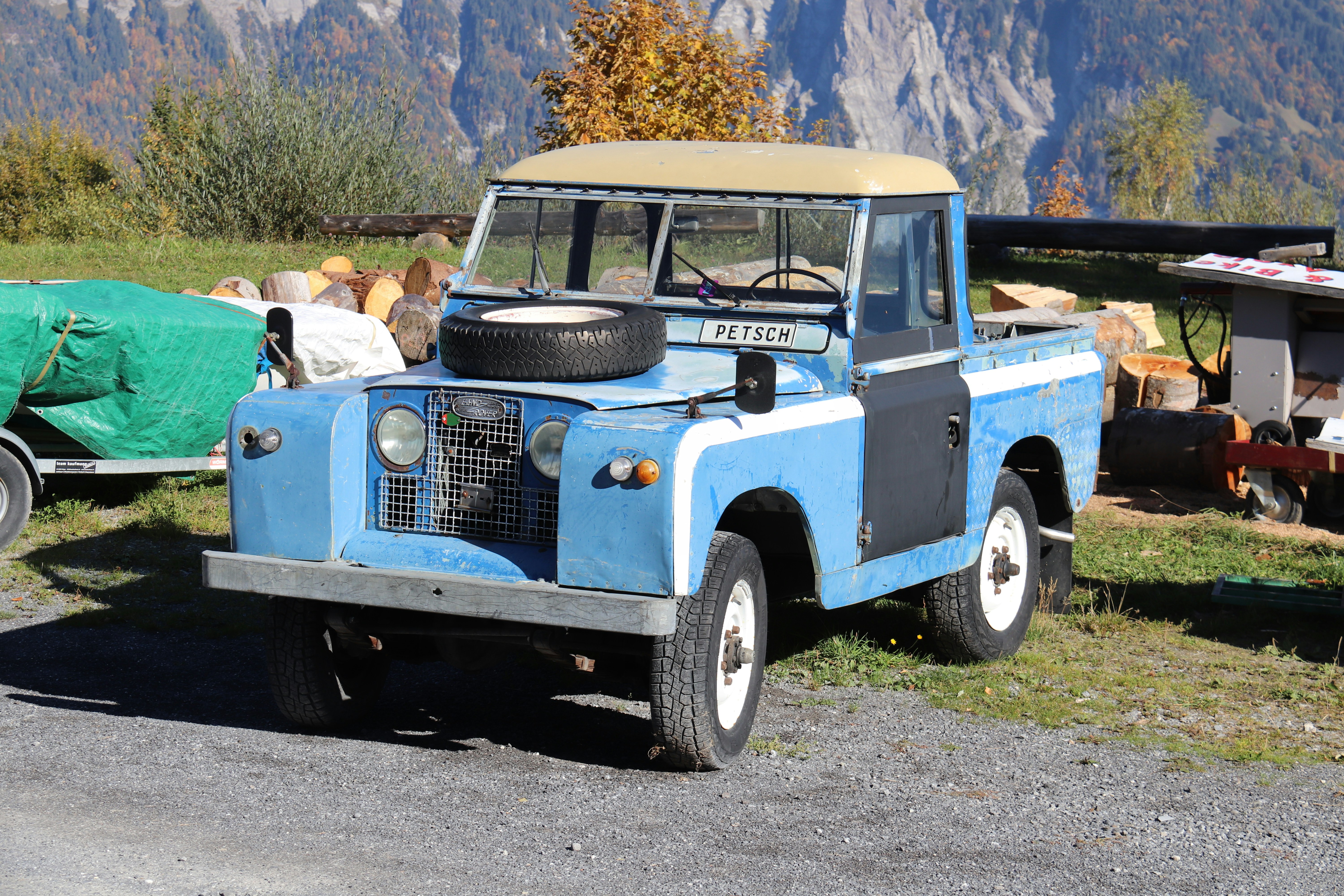 un camion bleu stationné à côté d’une remorque