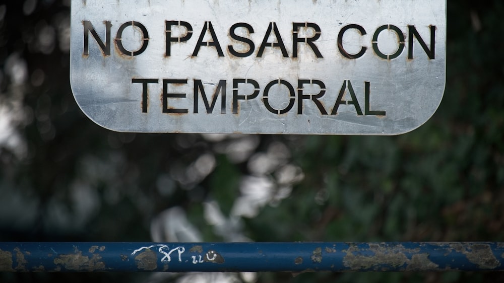 a sign that says no pasar con temporal