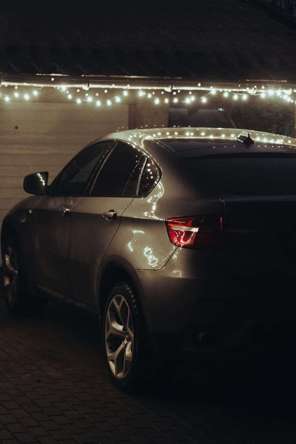Ein Auto, das vor einem Gebäude mit Weihnachtsbeleuchtung geparkt ist