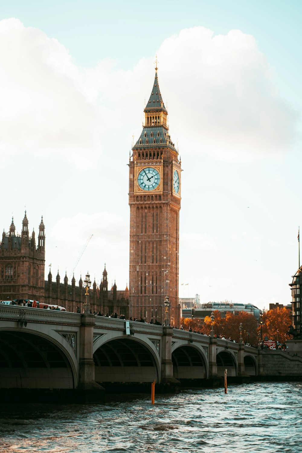 Der Big Ben Clock Tower thront über der City of London