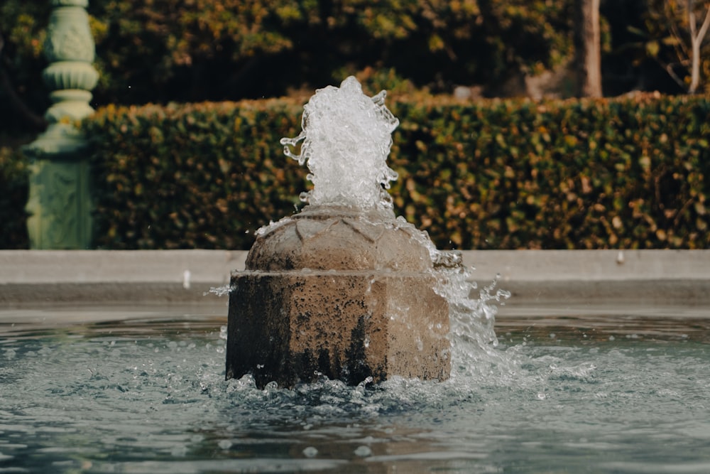 像を背景に水を噴き出す噴水