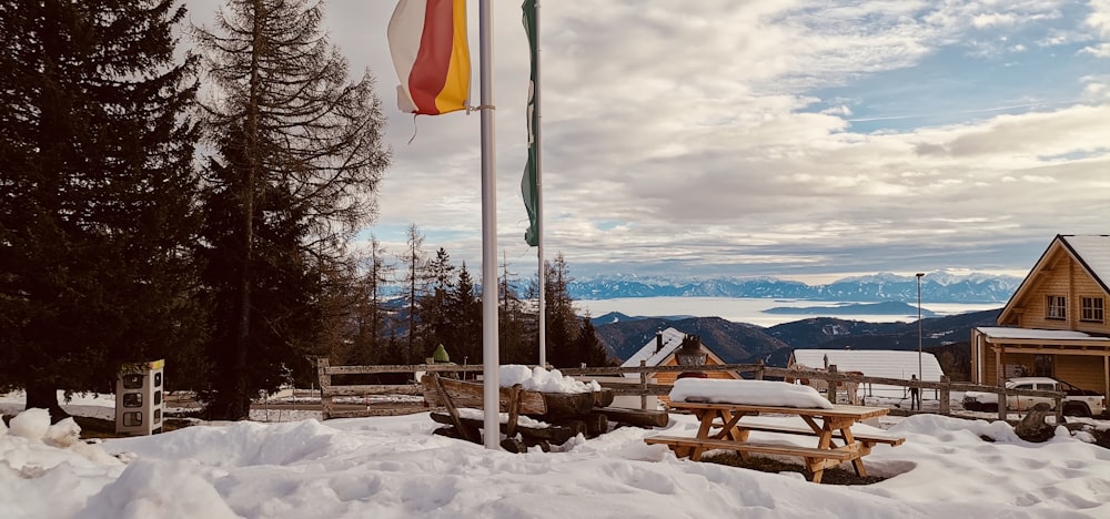 une table de pique-surmontée d’un drapeau dans la neige