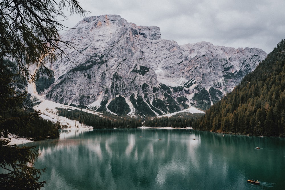 Un lago rodeado de montañas en medio de un bosque