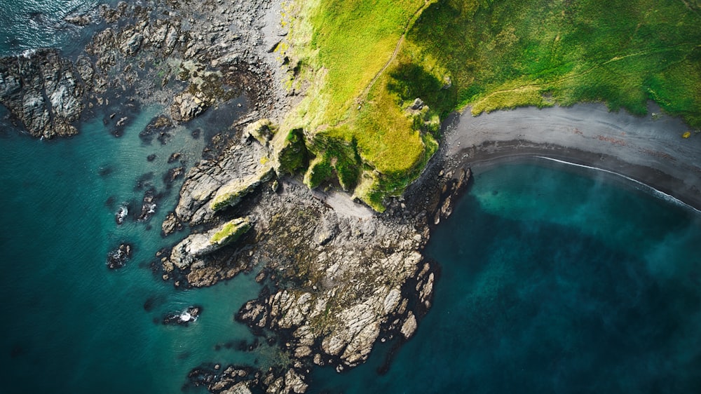 Una vista aérea de una isla en medio del océano