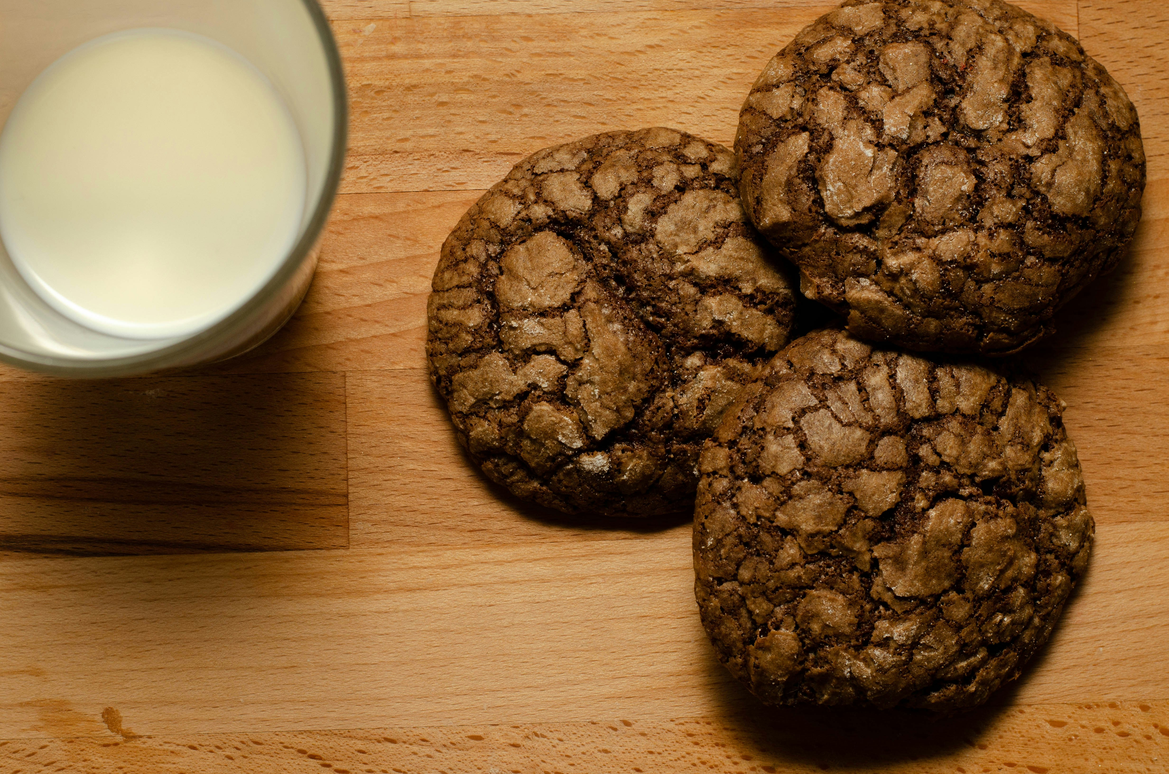 des biscuits et un verre de lait sur une table