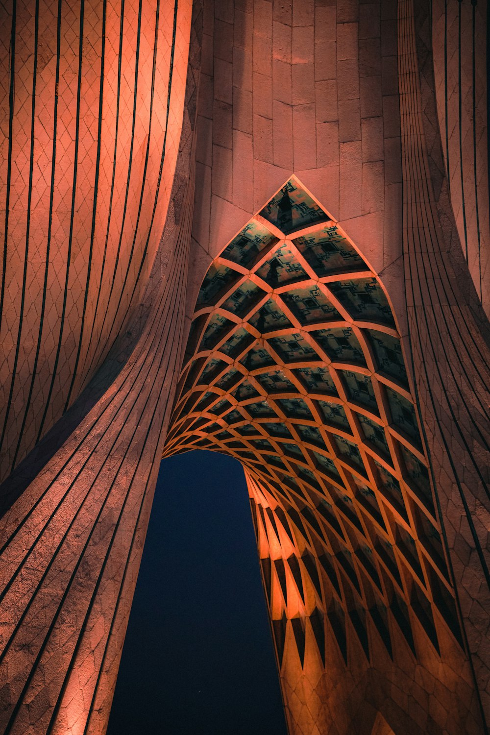 una vista della cima di un edificio alto