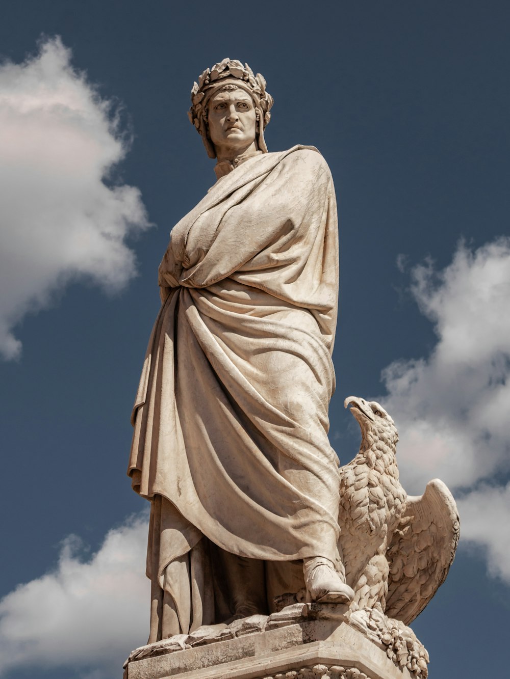 una statua di un uomo con un uccello sul braccio