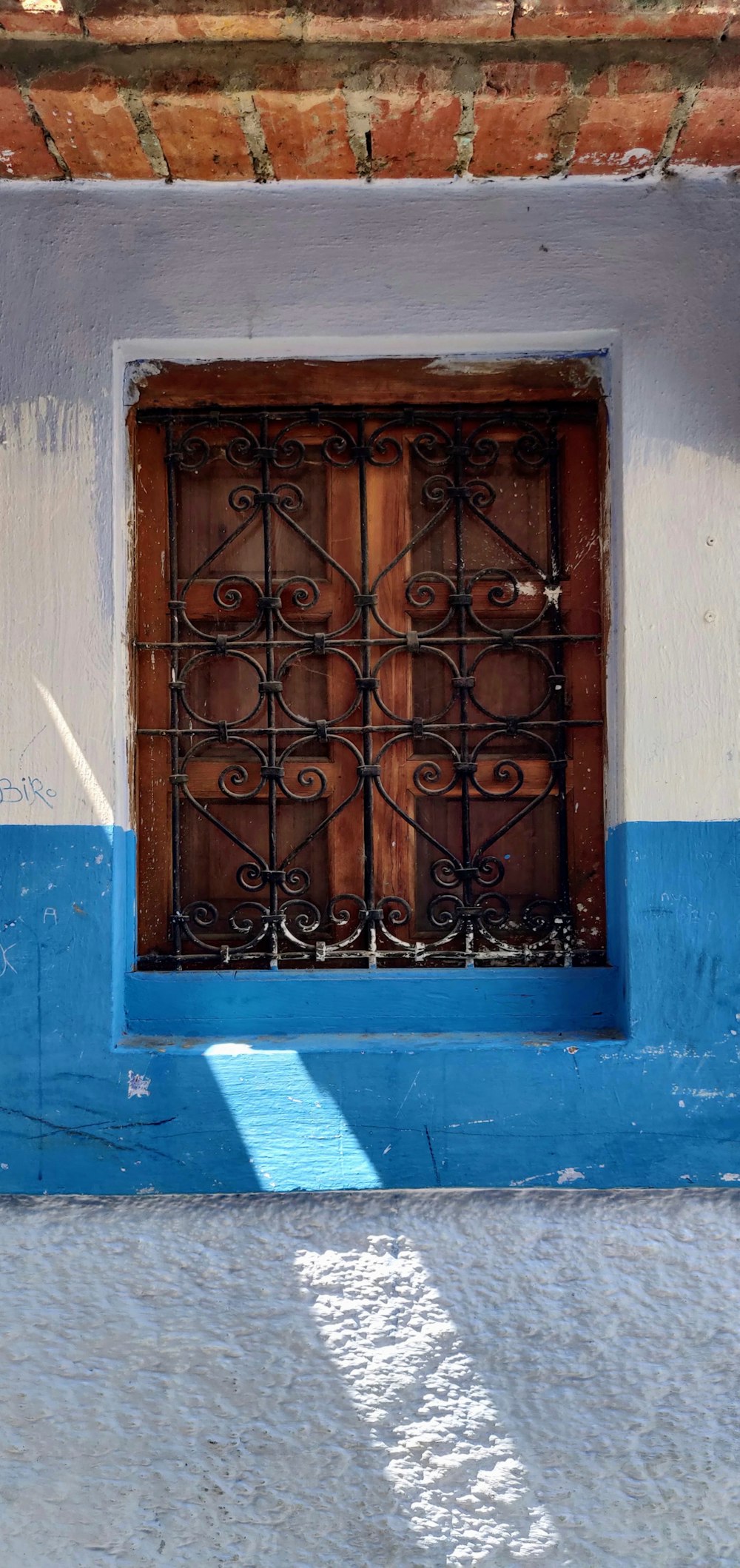 um edifício azul e branco com uma janela