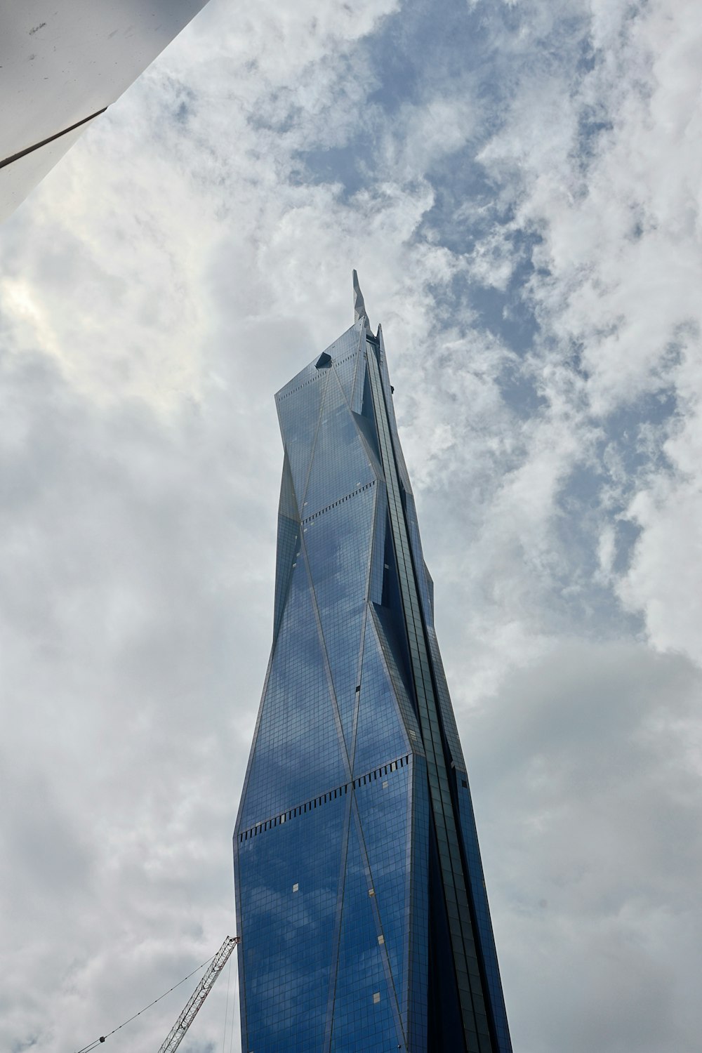 Un edificio molto alto con uno sfondo del cielo