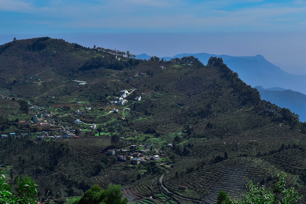 uma vista de uma montanha com uma aldeia no topo dela