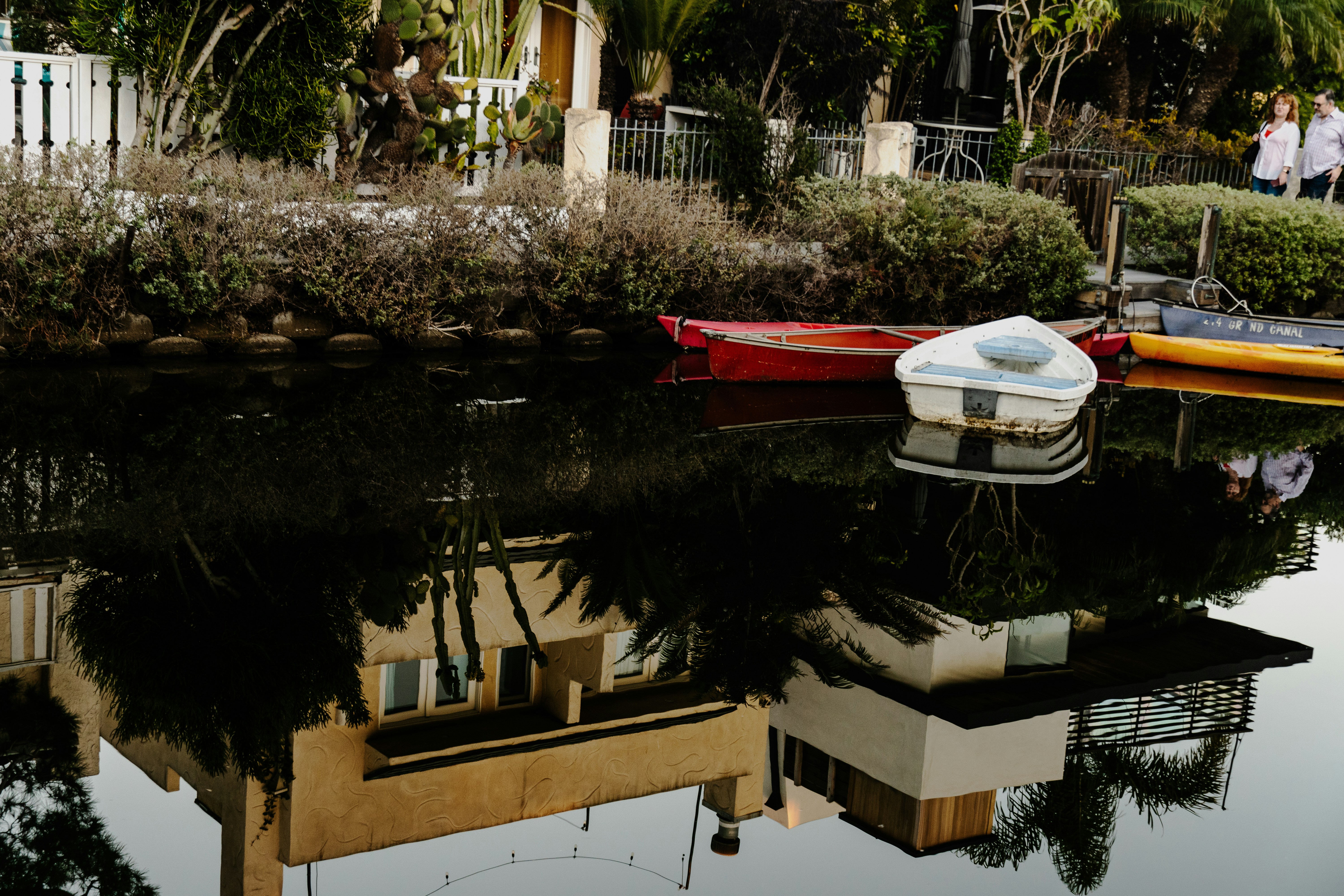 a couple of boats that are sitting in the water, 