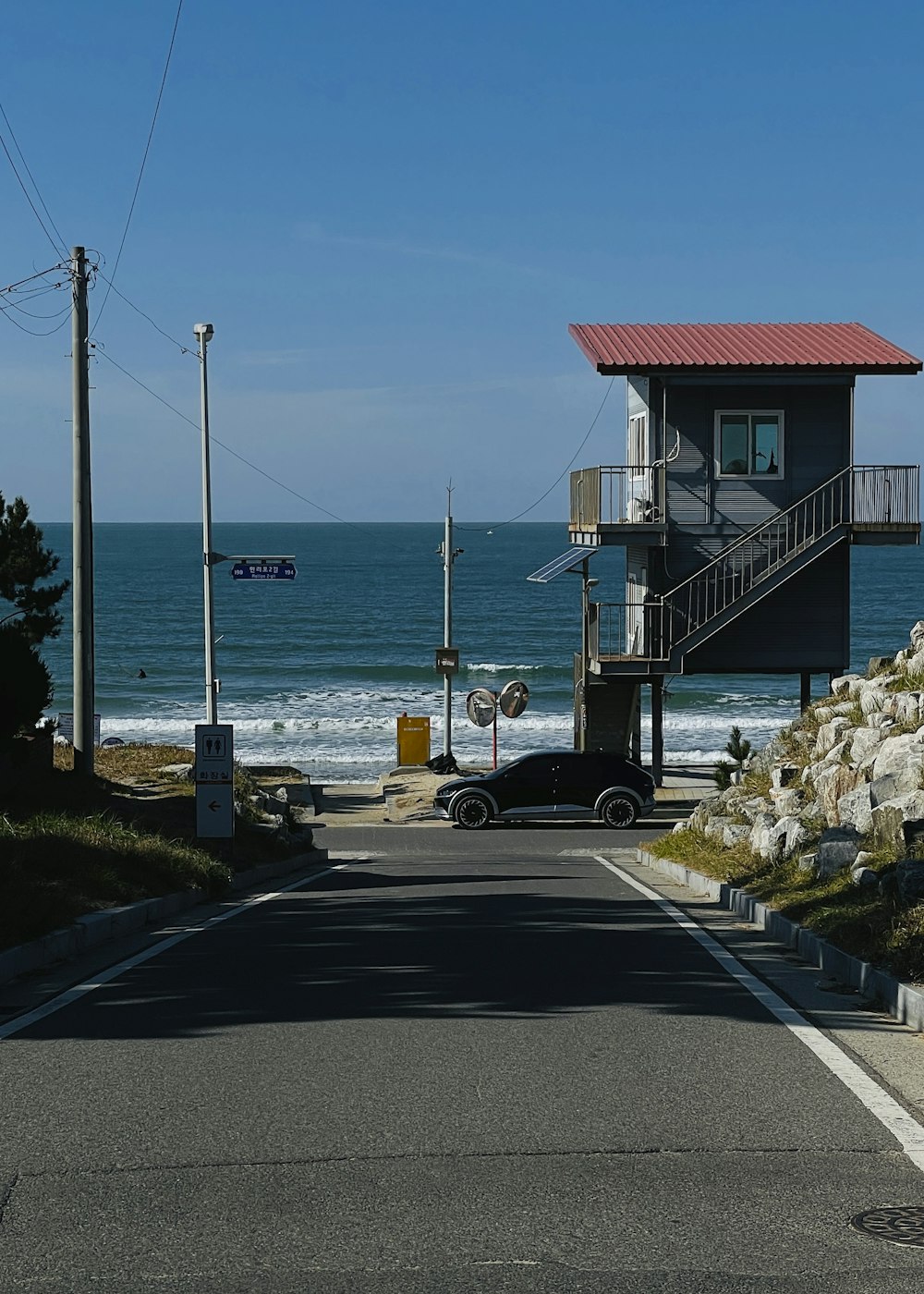 Un coche está estacionado al costado de la carretera