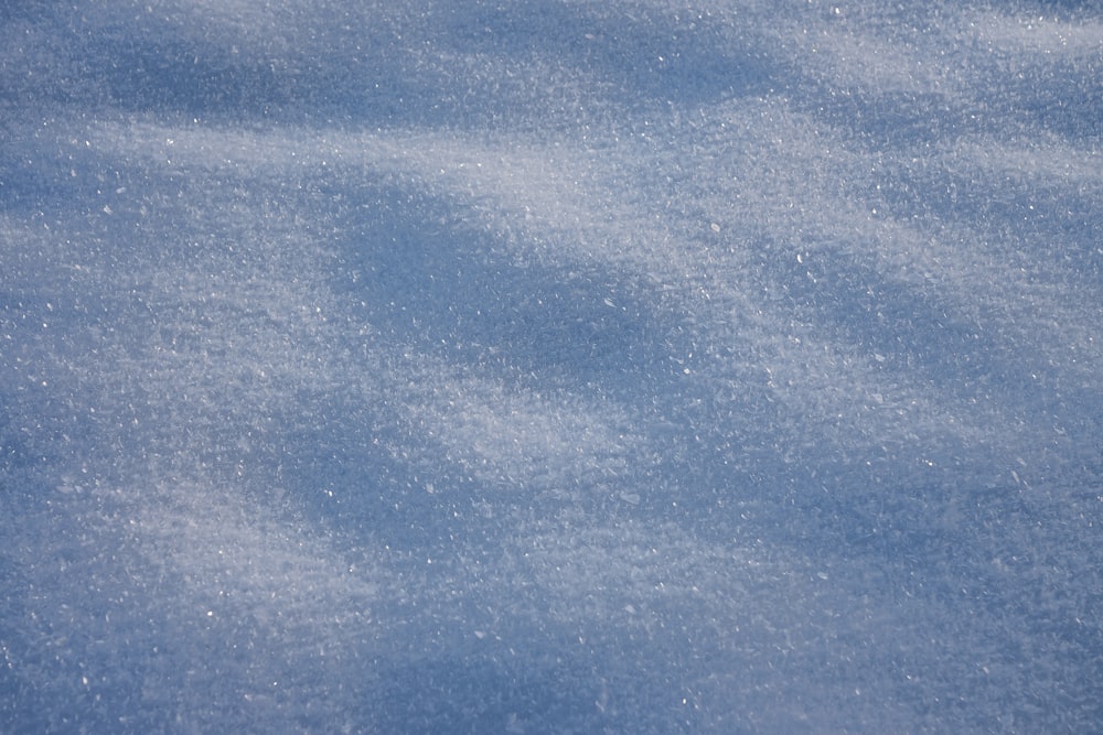 青い空を背景に雪に覆われた地面