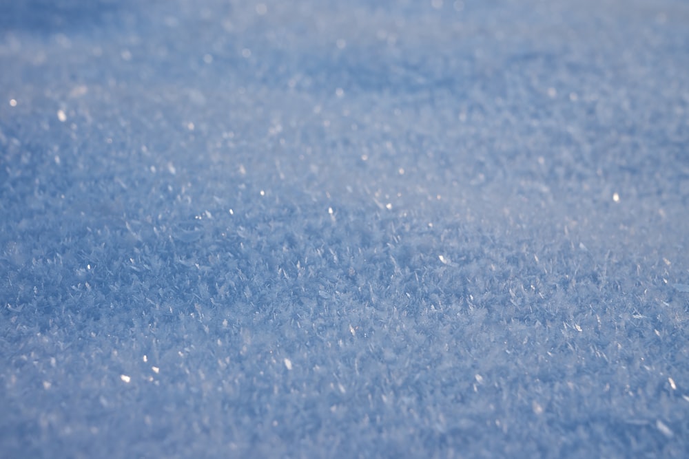 雪片のある青い表面の接写