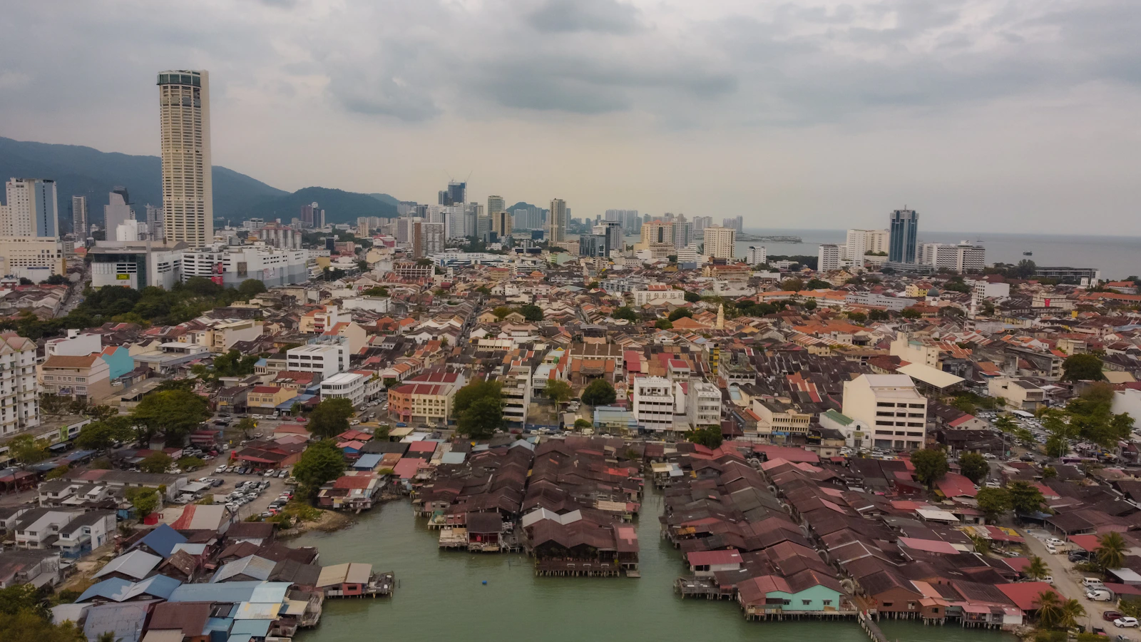 Vista aérea del casco histórico de George Town con tejados tradicionales y el mar al fondo