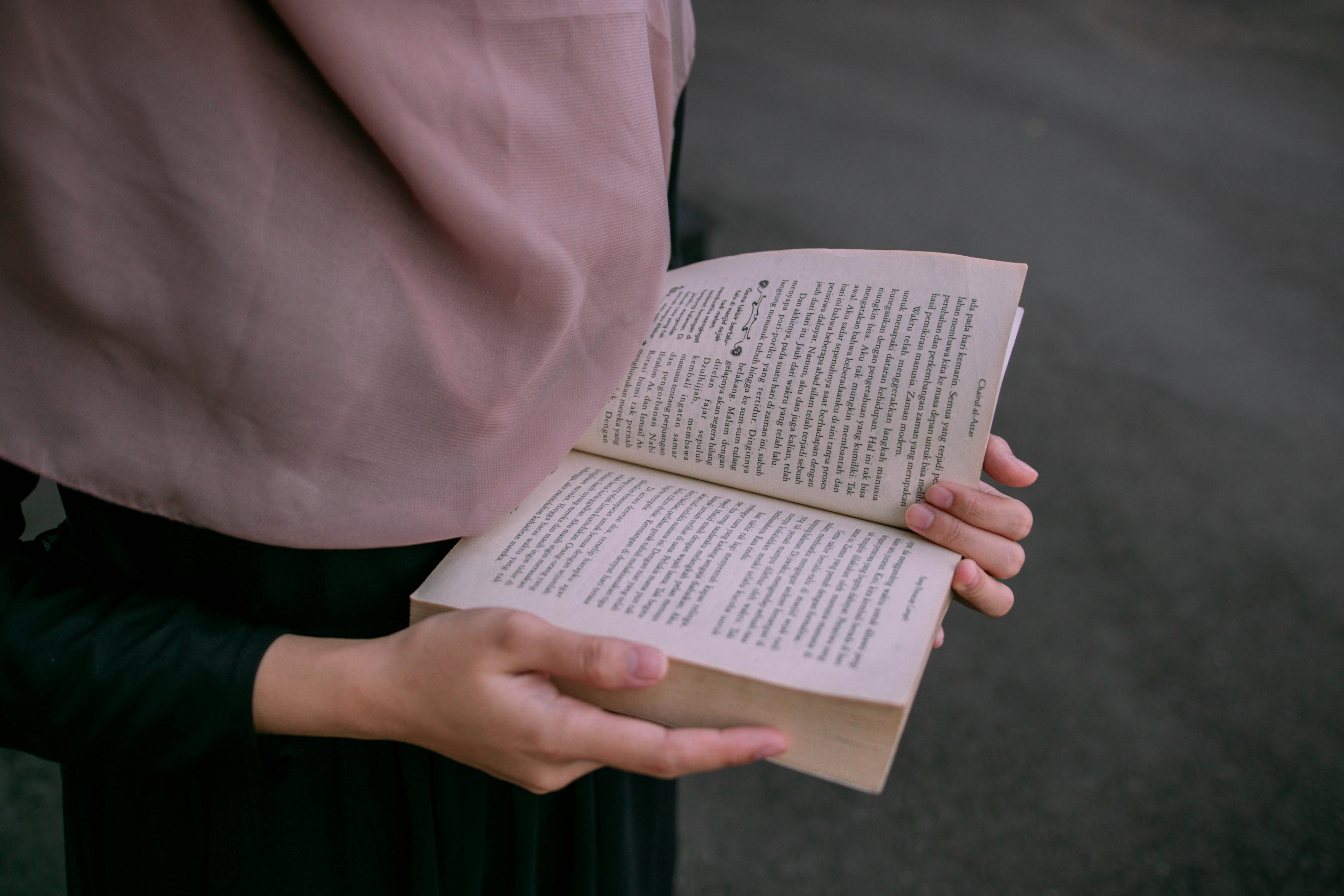 شخص يحمل كتاباً