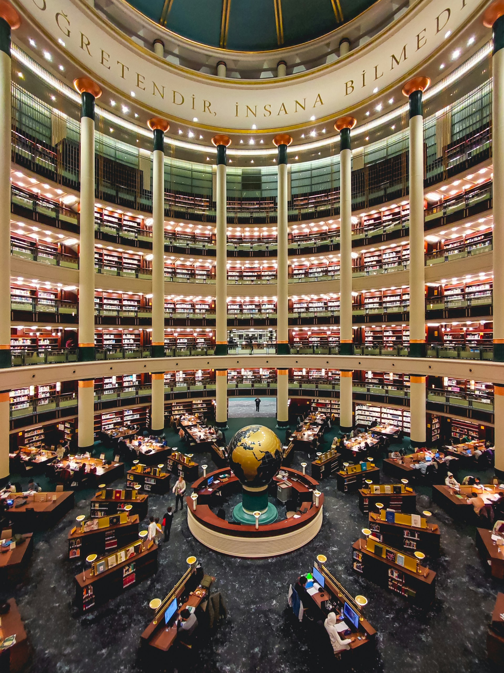 gray computer monitor