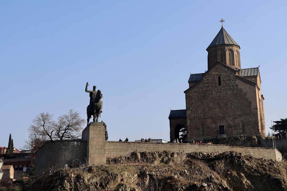 a statue of a man on a horse next to a building