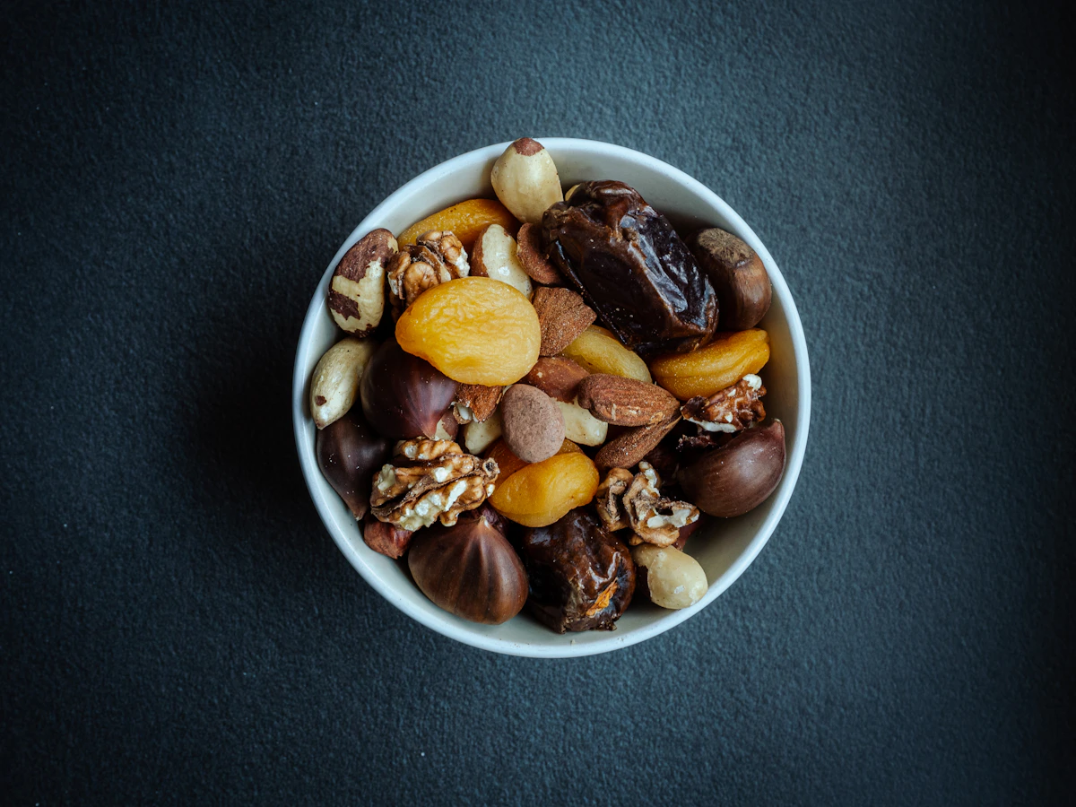 Schale mit Nüssen und Trockenfrüchten als vorbereiteter Snack nach dem Rauchstopp
