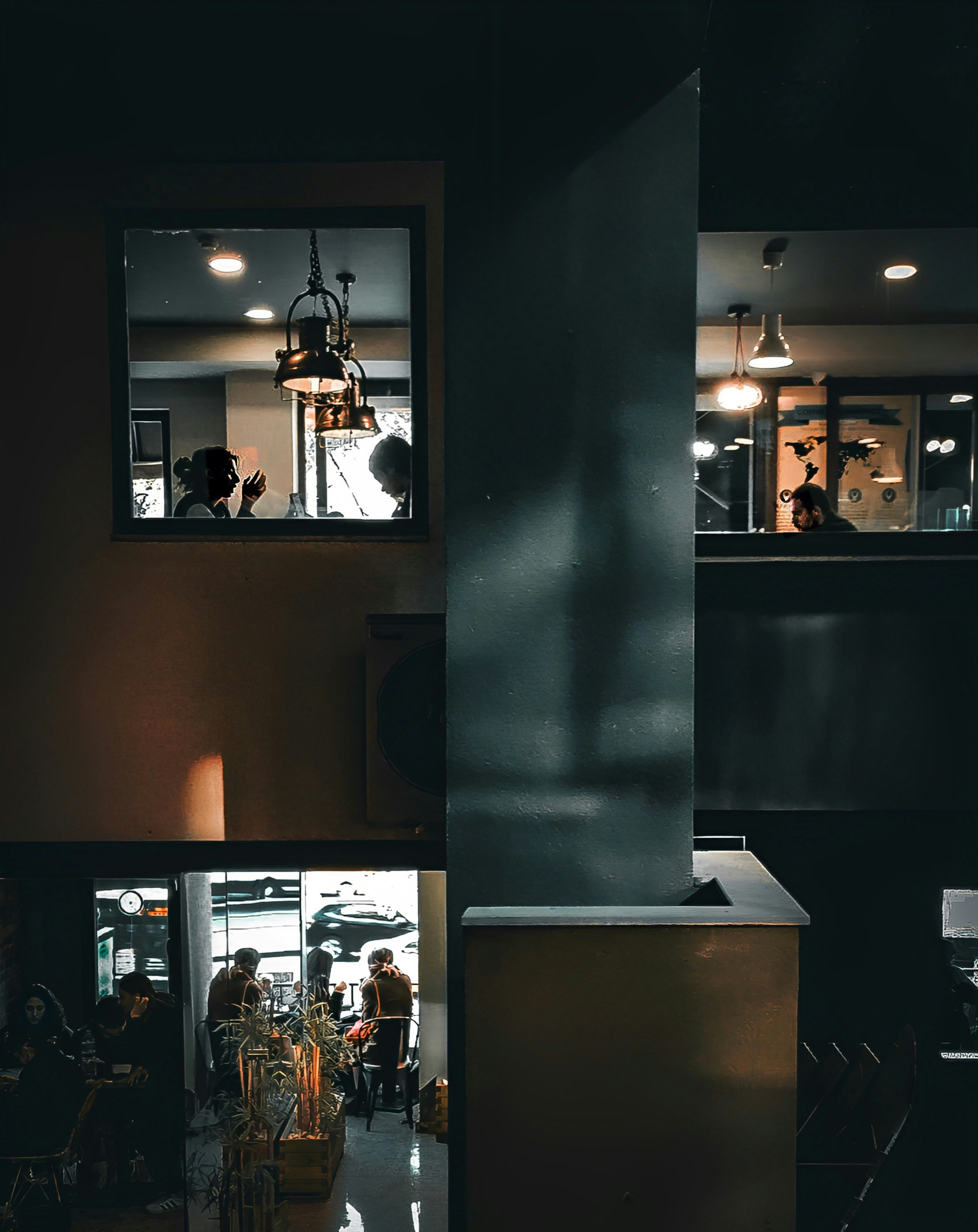 A group of people sitting at a table in a dark room photo – Free Ankara ...