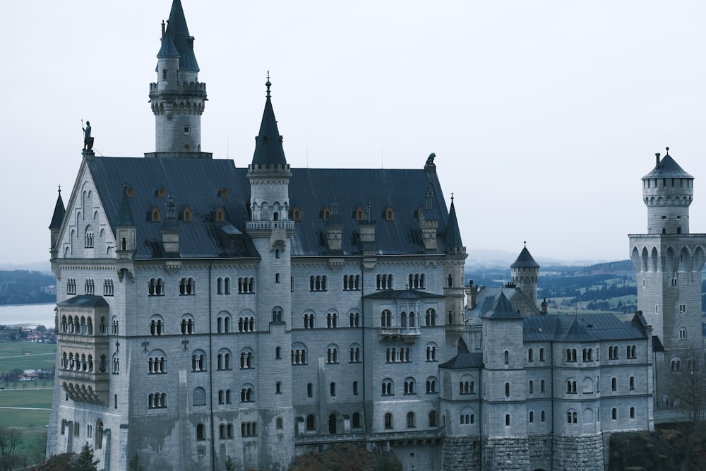 Un grande castello bianco con una torre dell'orologio