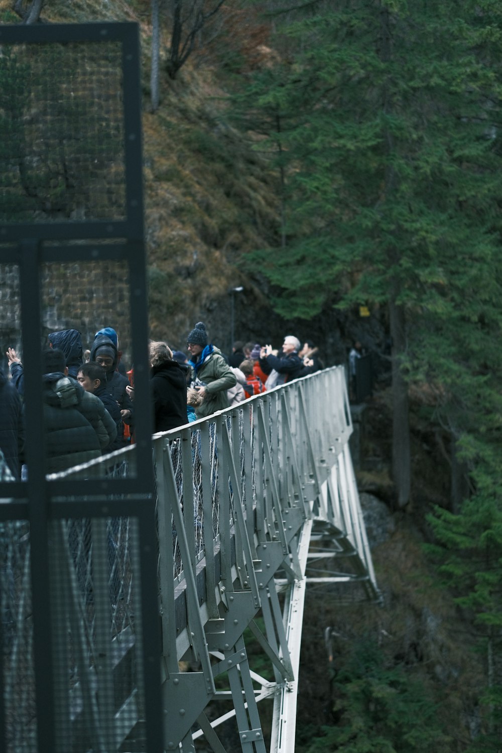 Un grupo de personas de pie en un puente