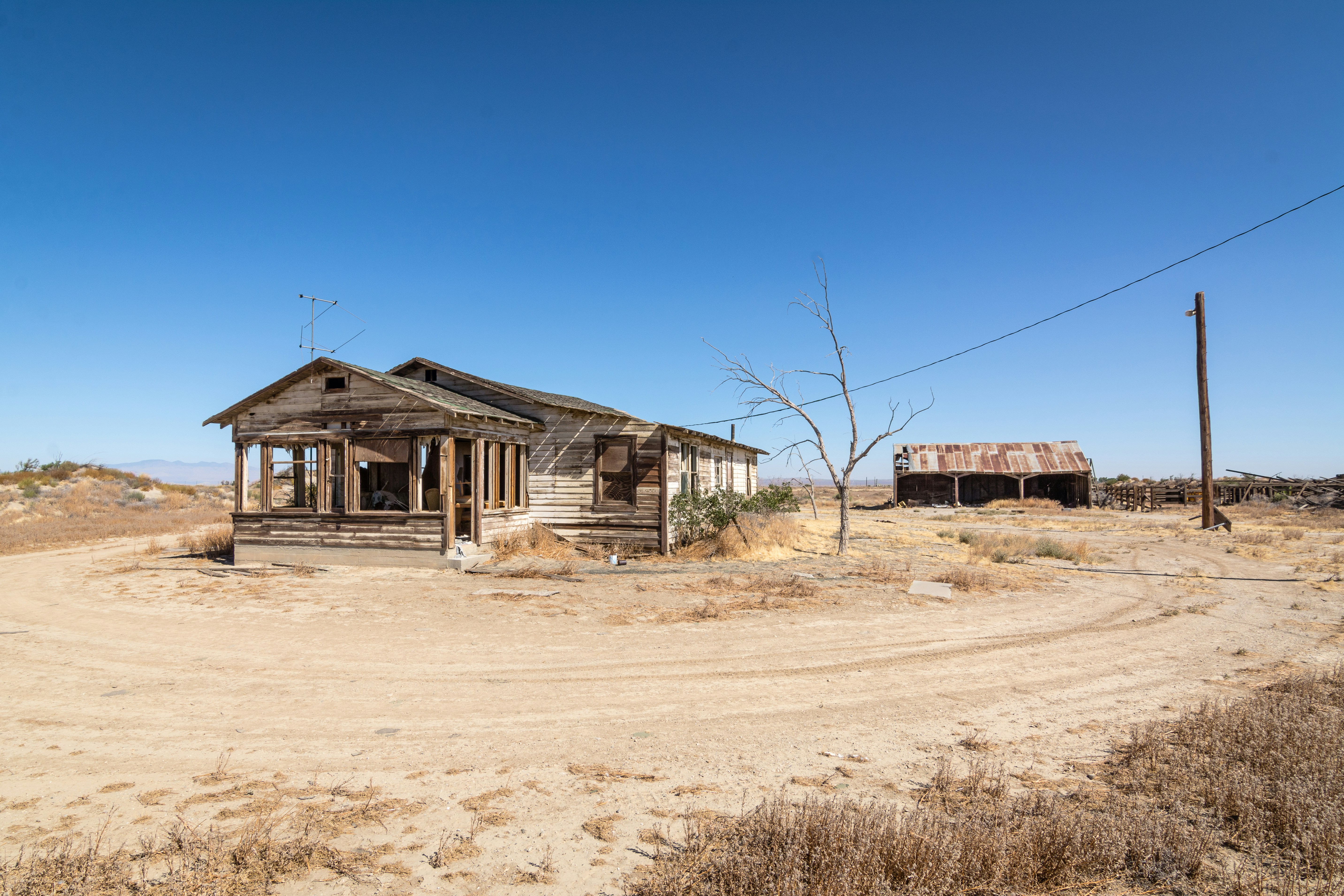 an old run down building in the middle of nowhere