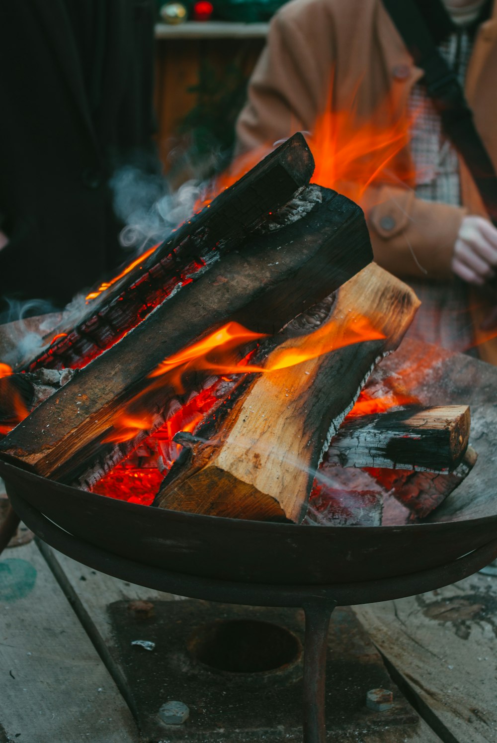 Eine Person, die Essen über offenem Feuer kocht