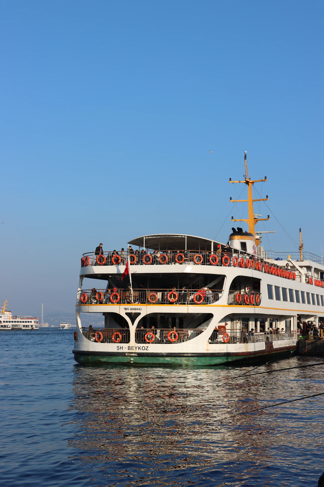 A barca da ABALINE cheia de passageiros na travessia rumo à Ilha do Mel
