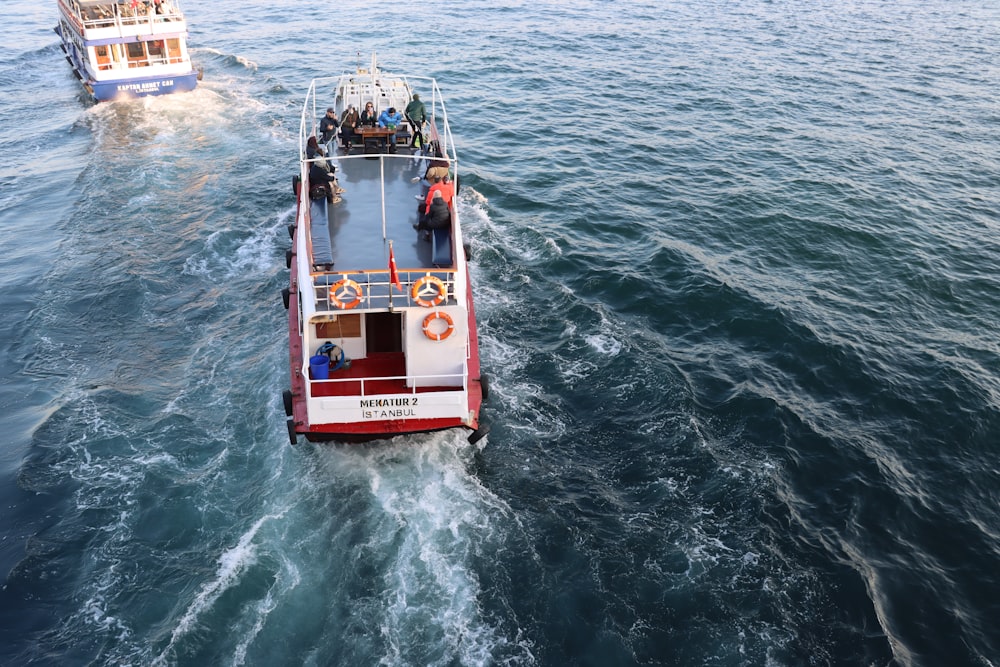 ein paar Boote, die im Wasser sind