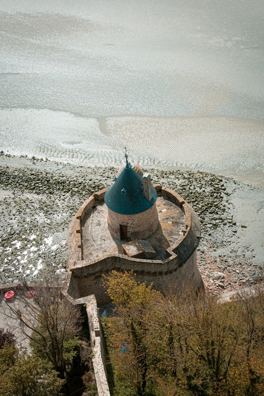 Luftaufnahme eines Turms am Strand