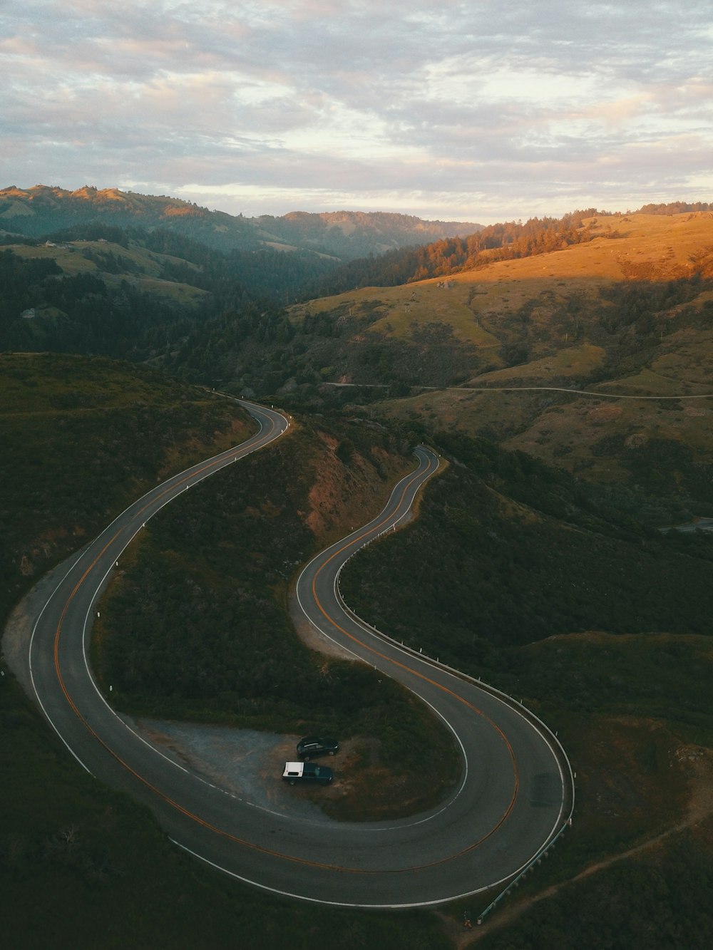 Una vista aérea de una carretera sinuosa en las montañas