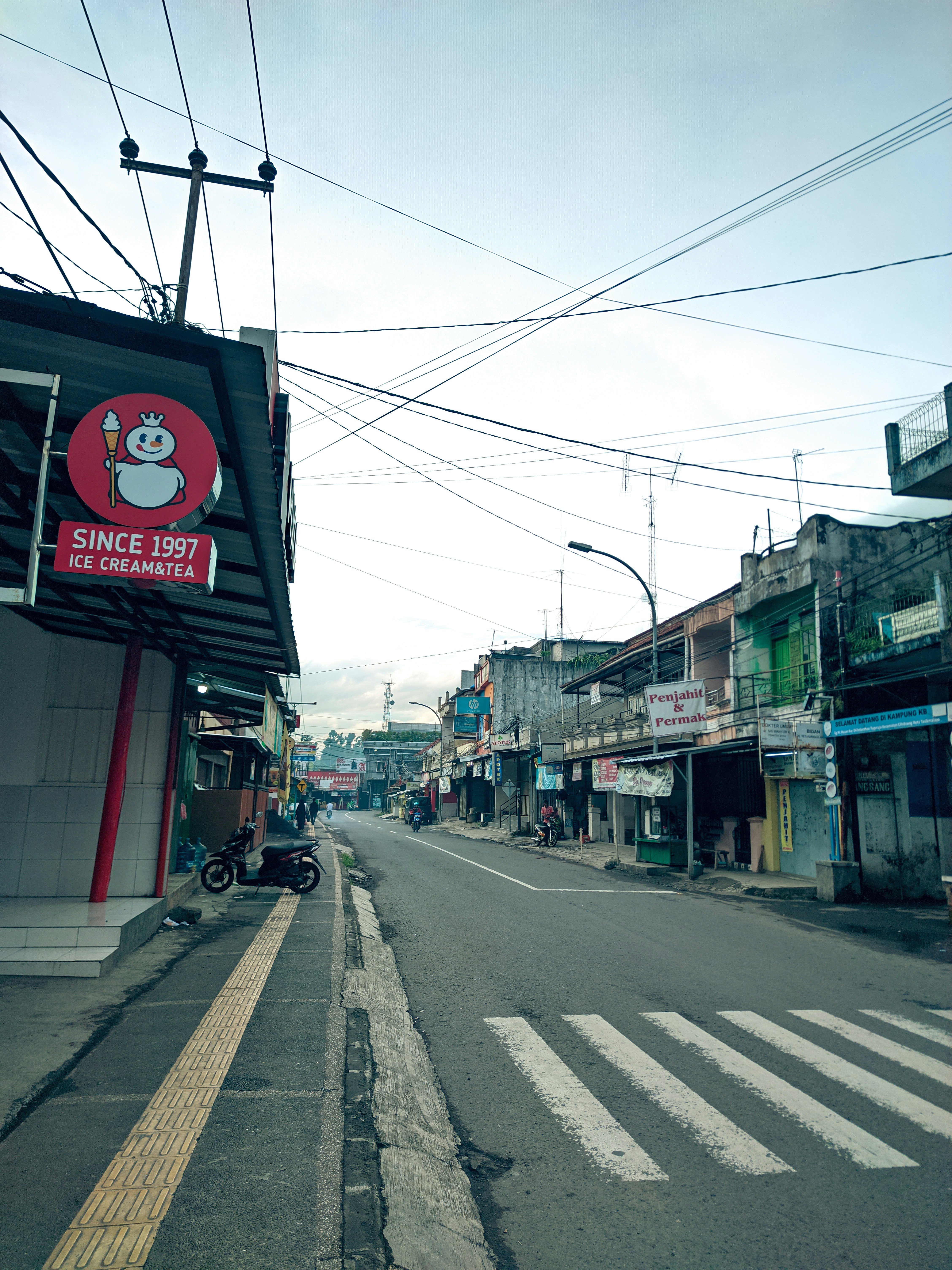 Una calle con un letrero para un restaurante chino