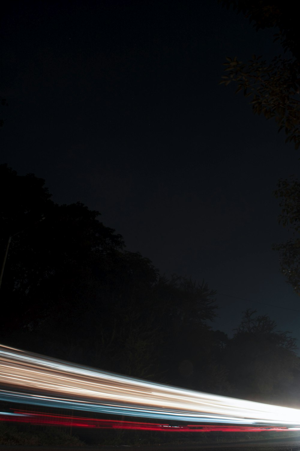 Ein verschwommenes Foto einer Straßenlaterne bei Nacht