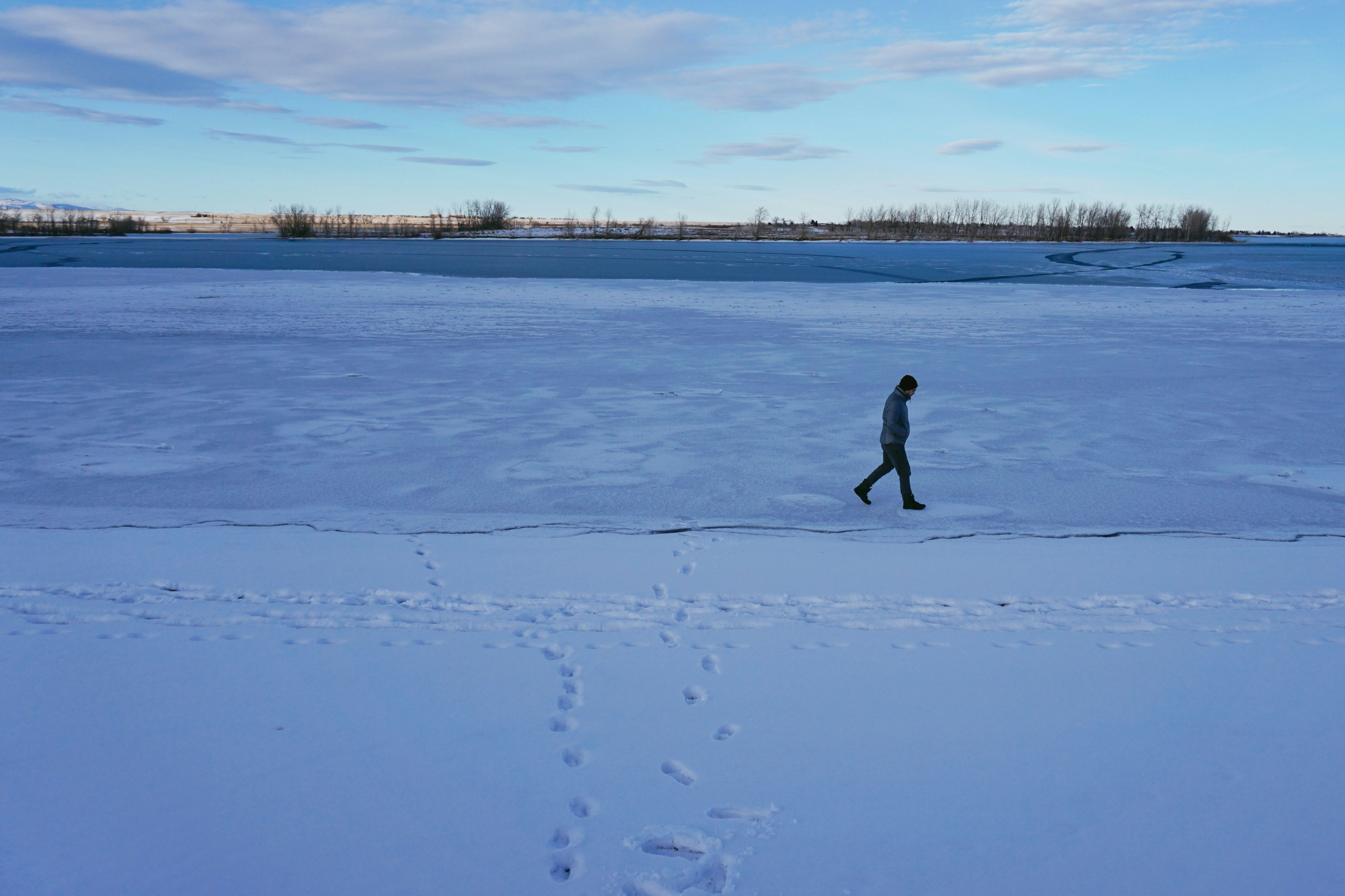 Buz tutmuş bir gölün üzerinde yürürken buzun aniden çatlamasını ve kırılmasını temsil eden sembolik bir görsel.