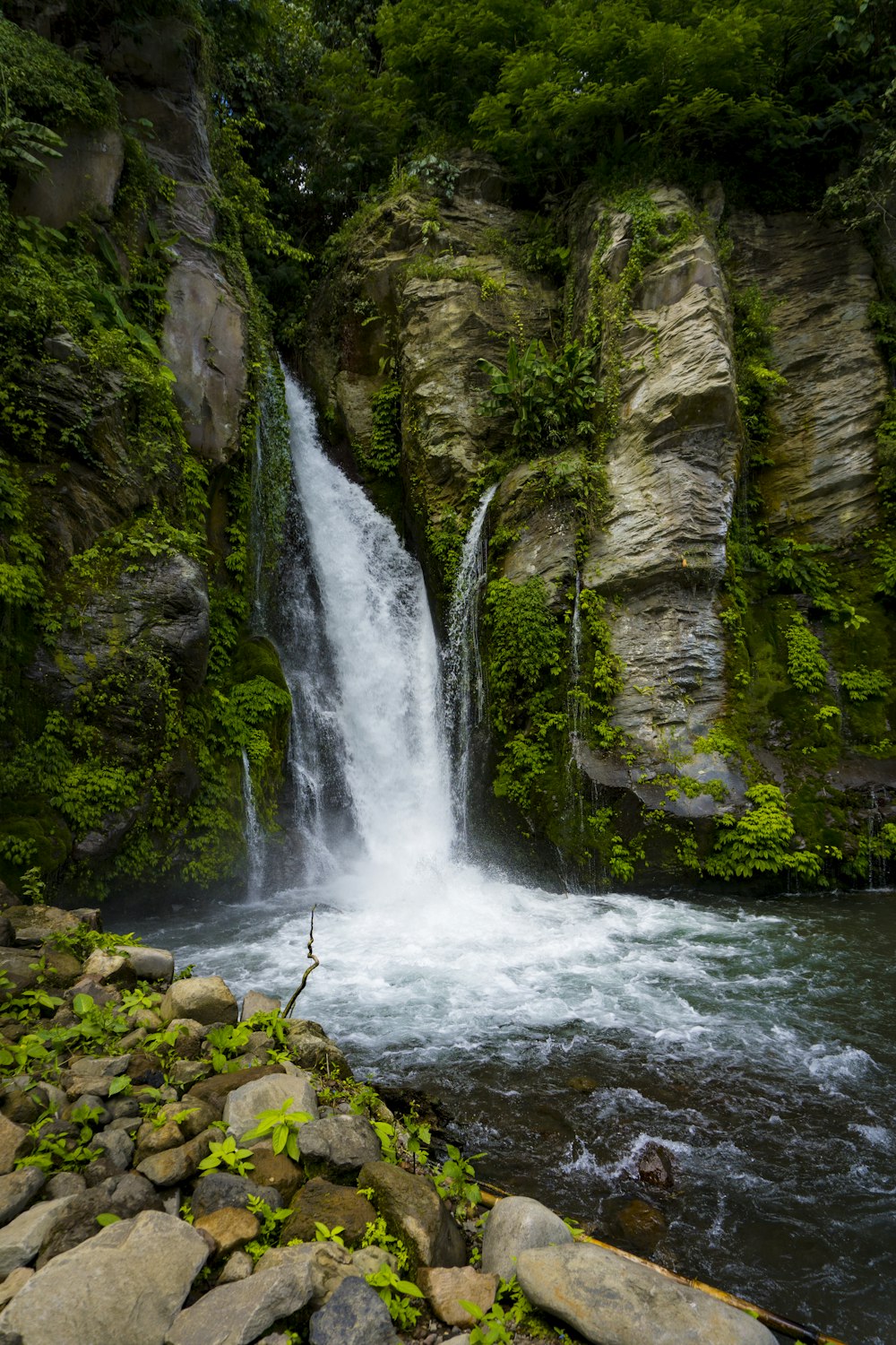 Ein kleiner Wasserfall mitten im Wald