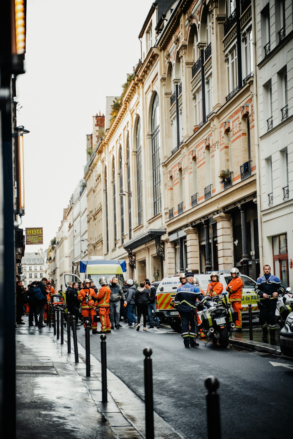 un groupe de personnes debout sur le bord d’une route