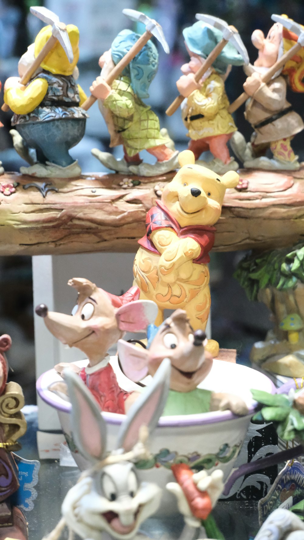 um grupo de estatuetas de winnie the pooh