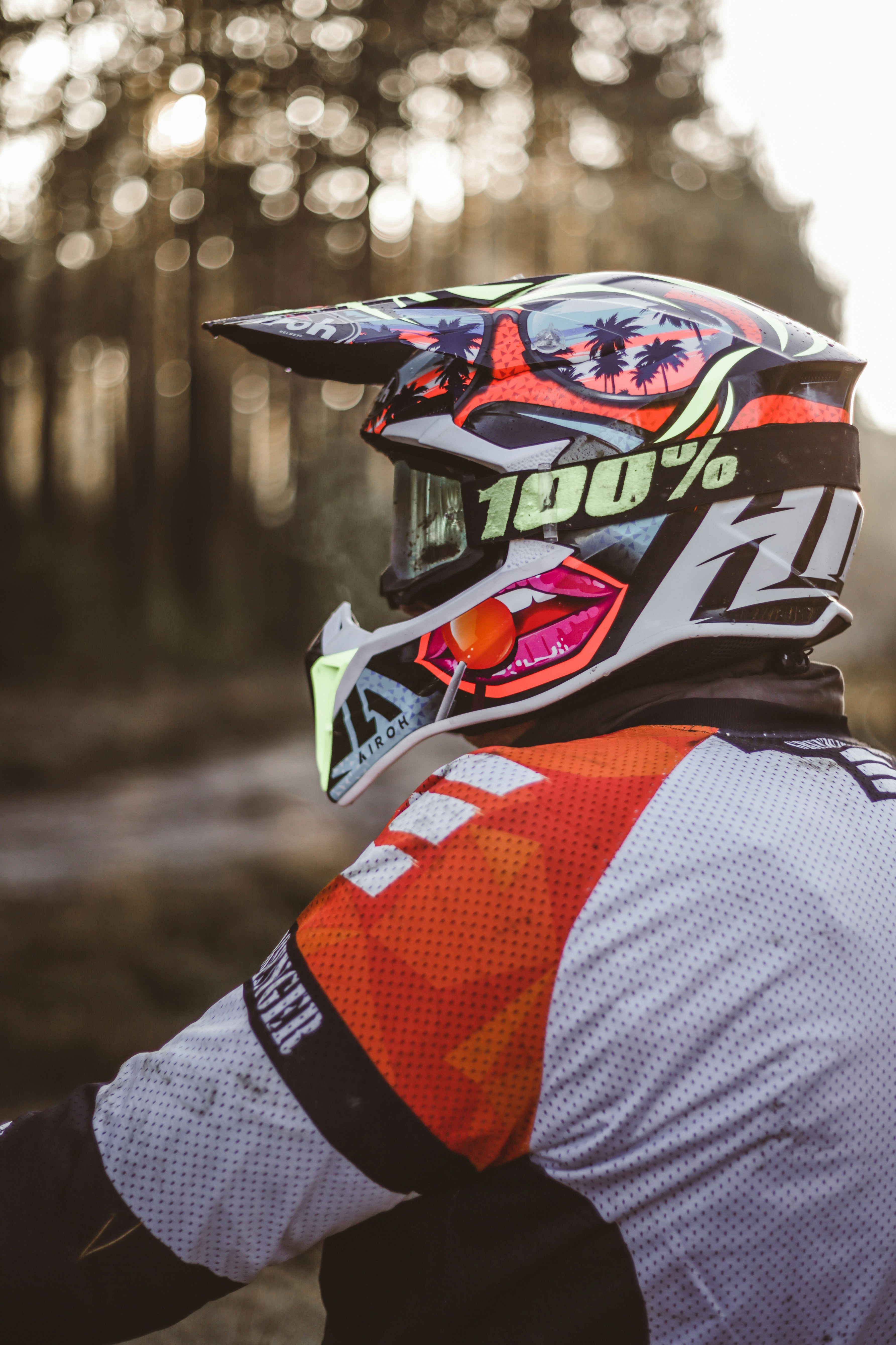 eine Person, die einen Motorradhelm und Schutzausrüstung trägt